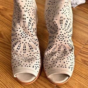 Vero Cuoio Beige Perforated Leather Sandals sz 41, 10.5-11 3” heel